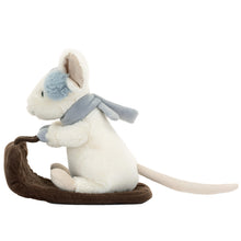 Das Bild in den Galerie-Viewer laden, Jellycat Kinder Merry Mouse Sleighing Kuscheltier Maus auf Schlitten 18 cm Größe Einheitsgröße
